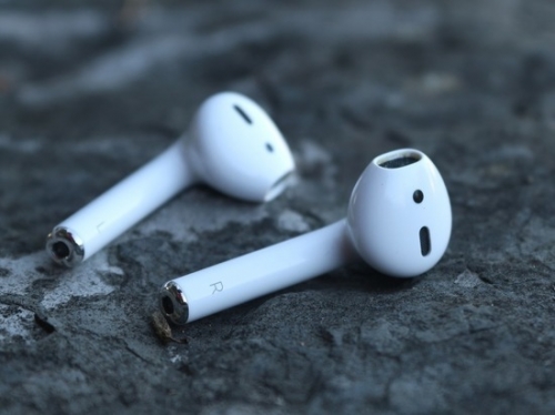 Спящий мужчина проглотил наушник AirPods