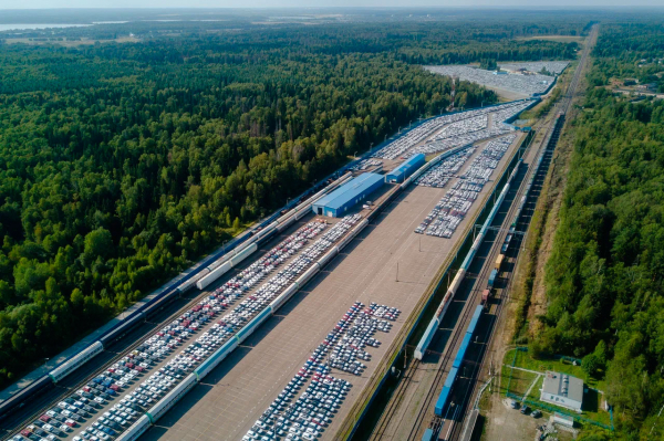 
            Перевалочные хабы в России забиты машинами вопреки кризису. Фоторепортаж
        