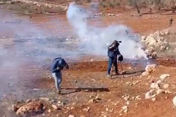 Видео: израильские силы применили бомбы со слезоточивым газом против журналистов