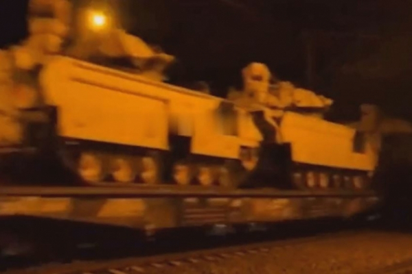 В 70 километрах от границы Румынии и Украины замечен железнодорожный состав с американской бронетехникой