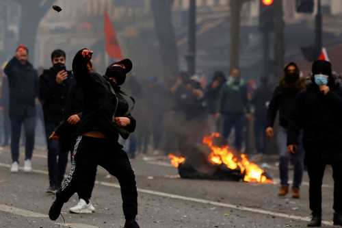 «Поджигали мебель и мусорные баки». Акции курдов в Париже завершились беспорядками 