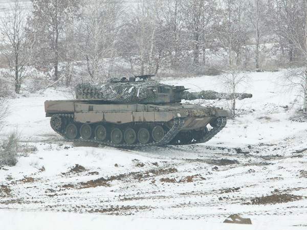Сдачу в плен экипажа танка Т-72 ВСУ с заваренными люками сняли на видео (ВИДЕО)
