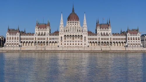 Будапешт назвал потолок цен на нефть РФ вредным для европейской экономики
