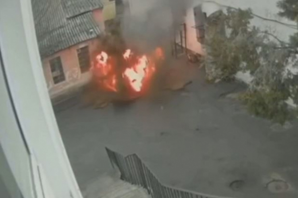 Удар неизвестным боеприпасом по Херсону попал на видео