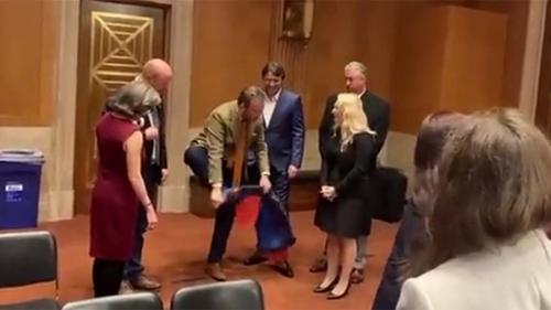 Члены украинской делегации в конгрессе США вытерли обувь о флаг ДНР
