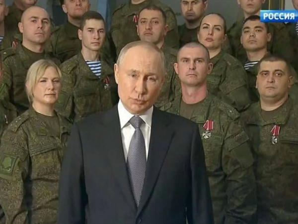 Путин выступил с новогодним обращением в окружении военных (ВИДЕО)