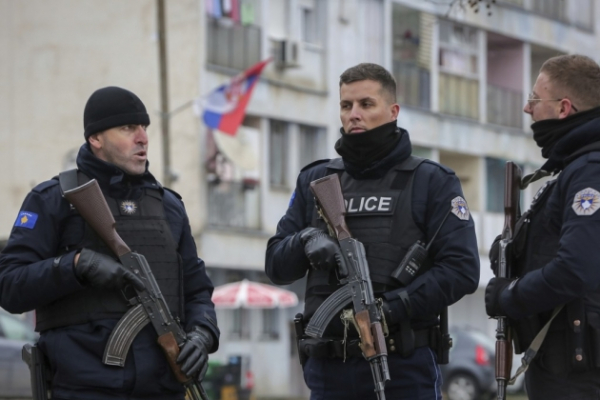Косовские албанцы провели силовой захват власти при поддержке полиции в муниципалитете Северна-Митровица