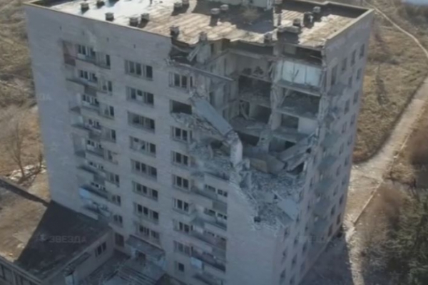"Хаймерс" снёс одним ударом половину многоэтажного здания в Алчевске