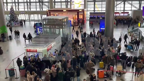 В аэропортах Москвы задержали и отменили более 100 рейсов

