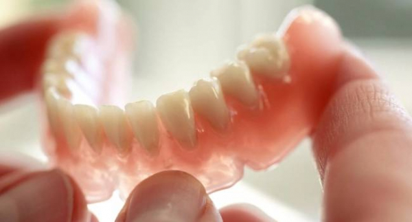 6 домашних средств при боли от зубных протезов