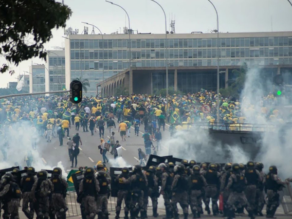 В Бразилии протестующие напали на армию и ворвались во дворец президента (ВИДЕО)