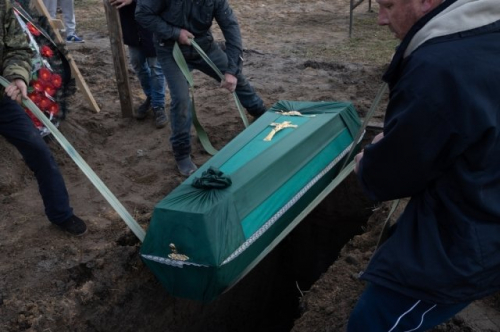 Смерть — не повод откосить. На Украине повестки раздают даже на похоронах