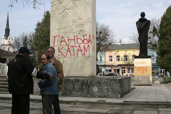На Украине вновь сносят памятники. Почему стране так важно избавиться от бронзовых Пушкина и Суворова?
