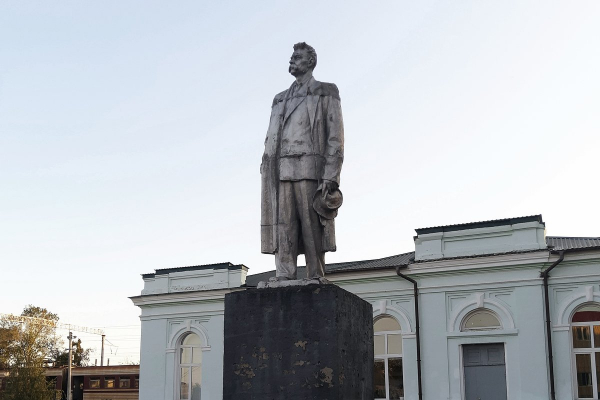 На Украине вновь сносят памятники. Почему стране так важно избавиться от бронзовых Пушкина и Суворова?