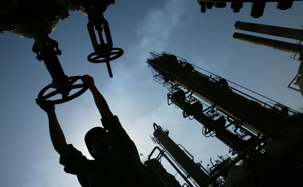 
                    ЕС согласовал потолок цен на нефтепродукты из России на уровне $100

                