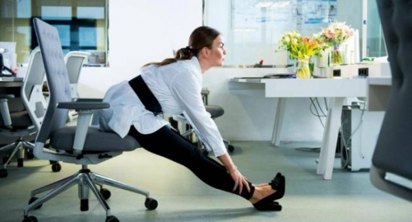 4 упражнения, которые можно делать за рабочим столом
