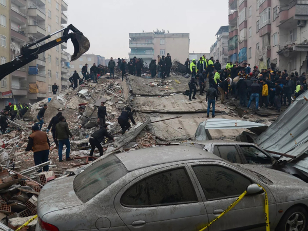 Во время землетрясения в Турции многоэтажка рухнула в прямом эфире. Количество жертв превысило 1500 (ФОТО, ВИДЕО)