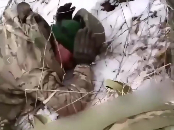 Расстрел сдавшегося в плен российского военного боевики ВСУ засняли на видео
