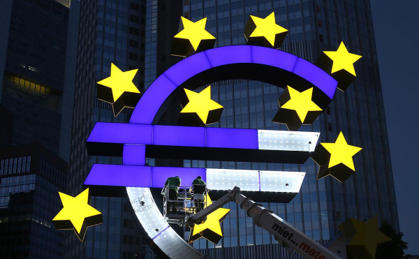 
                    Евро впервые с конца апреля превысил ₽78

                