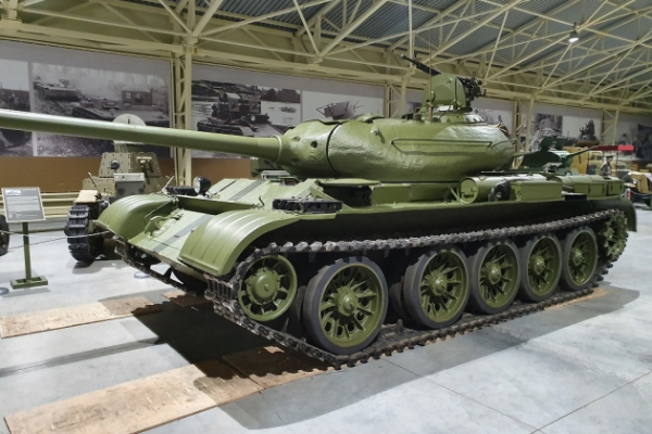 В направлении зоны СВО выдвинулся эшелон гружёный старыми советскими танками Т-54Т-55