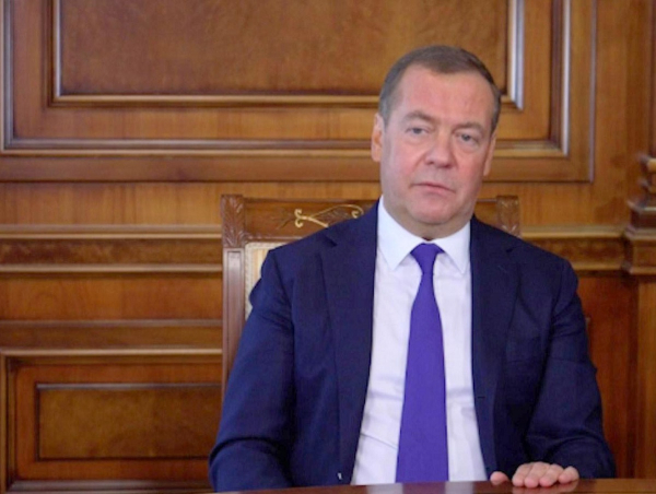 “Чтоб они обанкротились”: Медведев призвал нелегально скачивать западный контент у «пиратов», Кремль поддержал его (ВИДЕО)
