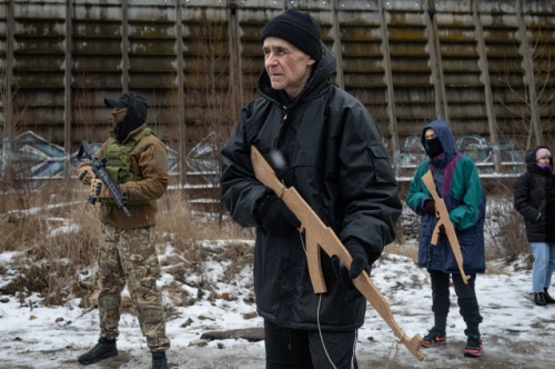В бой идут одни старики. Как на Украине будут выполнять план по мобилизации