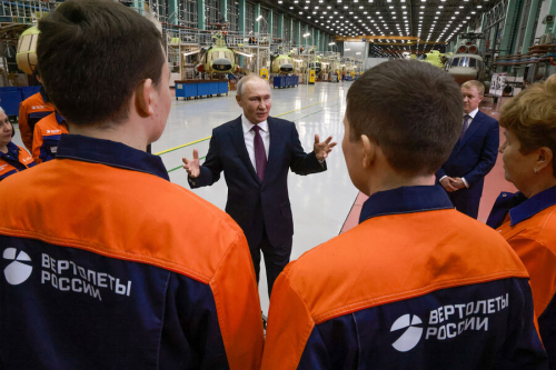«Все проблемы начались после развала СССР»: Путин поговорил с рабочими в Улан-Удэ 