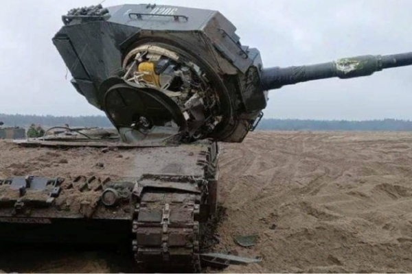 Первый танк Leopard 2A4 с украинскими военными уничтожен до начала боёв - ему оторвало башню