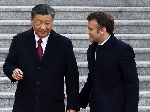 Politico: Макрон нарушил этикет на встрече с Си Цзиньпином и был унижен лидером КНР (ФОТО)