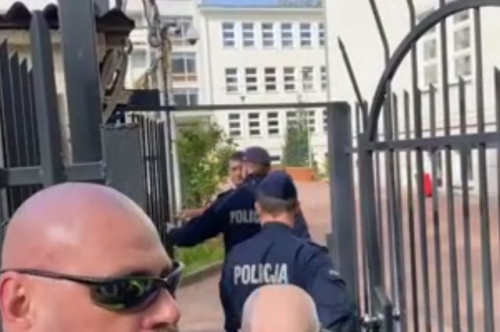 РИА Новости: в Варшаве полиция ворвалась в здание школы при посольстве РФ