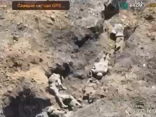 Заваленные трупами бойцов ВСУ окопы под Бахмутом засняли на видео с дрона (ФОТО, ВИДЕО)