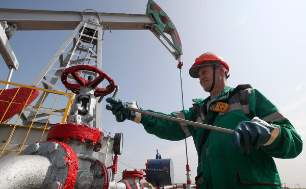 
                    Путин продлил действие указа об ответных мерах на потолок цен на нефть

                