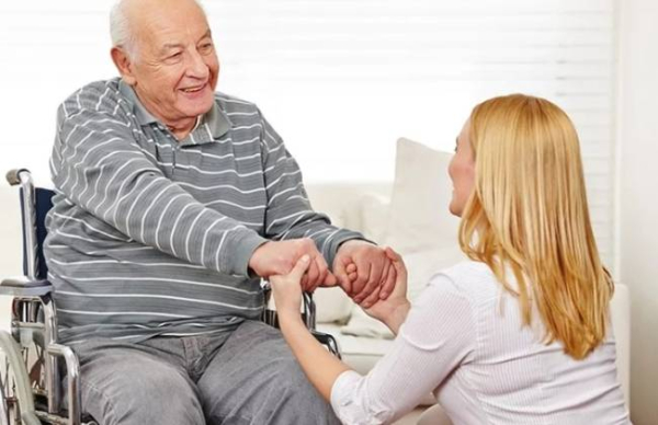10 советов, как сводить стареющего родителя к врачу