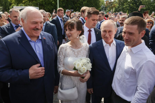 «Люди важнее карантина». Путин и Лукашенко пообщались с народом в Кронштадте 