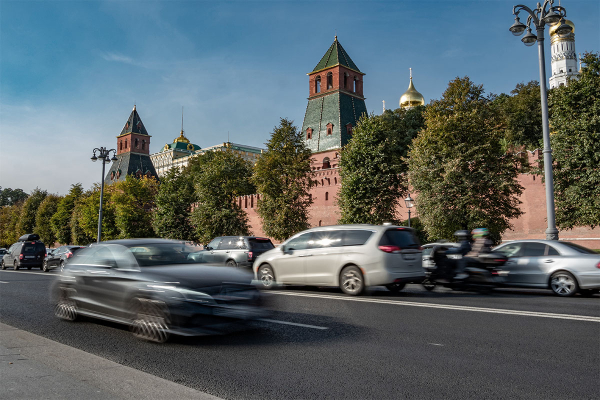             Тысячи снимков личных автомобилей россиян утекли в Сеть. Это законно?        