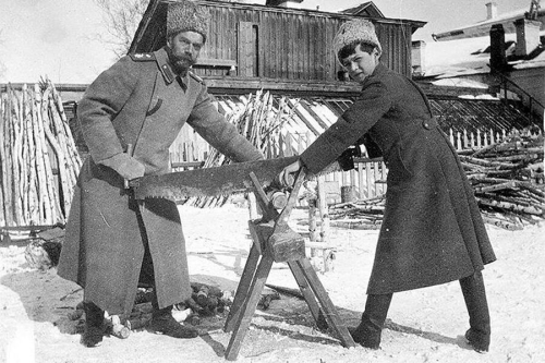 Домашние спектакли, холод и опасная горка: как семья Николая II жила перед расстрелом 