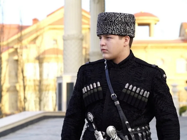15-летний сын Кадырова впервые прокомментировал видео с избиением поджигателя Корана в СИЗО (ФОТО)