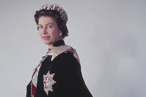 
        Опубликовано неизвестное ранее фото Елизаветы II в русской тиаре            