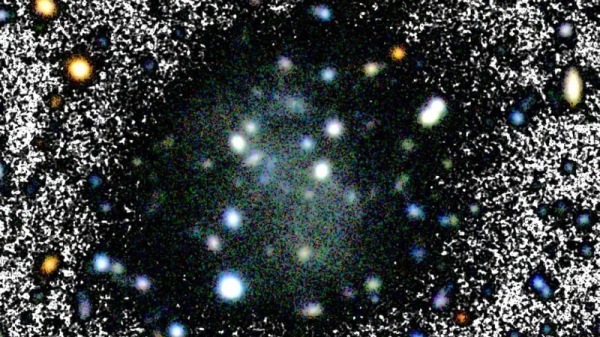 Случайно обнаруженная тусклая галактика приближает нас к пониманию тёмной материи 