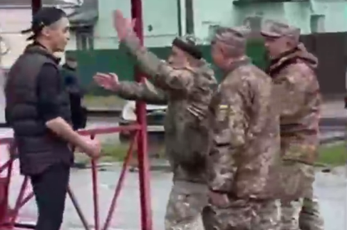         «Какие они военные?!» Украинца, бившего четырех военкомов, поддержали люди    