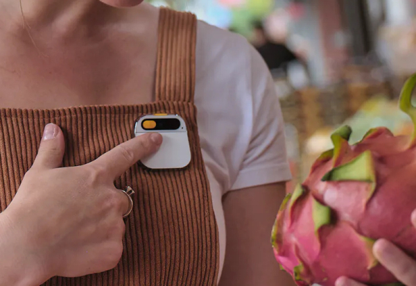 Humane представила революционный заменитель смартфона AI Pin — 34-граммовый проектор-брошь с камерой и ChatGPT 