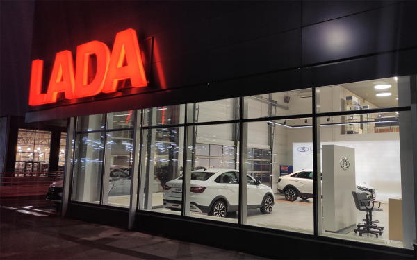             У дилеров пропали базовые Lada Vesta. Почем теперь можно купить модель        