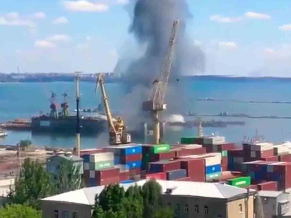 «Получил свою ракету»: нанесен удар по иностранному сухогрузу, «крысой» зашедшему в порт Одессы (ФОТО)
