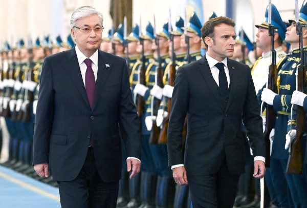 Макрон приехал на переговоры в Казахстан. Почему президент Франции решил обратиться к одному из союзников России?