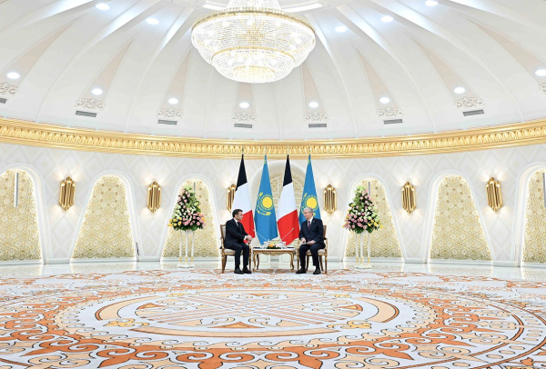Макрон приехал на переговоры в Казахстан. Почему президент Франции решил обратиться к одному из союзников России?