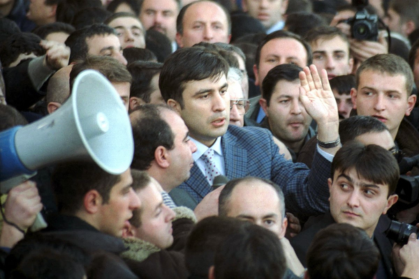 «Мы готовы принести любую жертву» Как 20 лет назад Михаил Саакашвили пришел к власти в Грузии и почему оказался в тюрьме