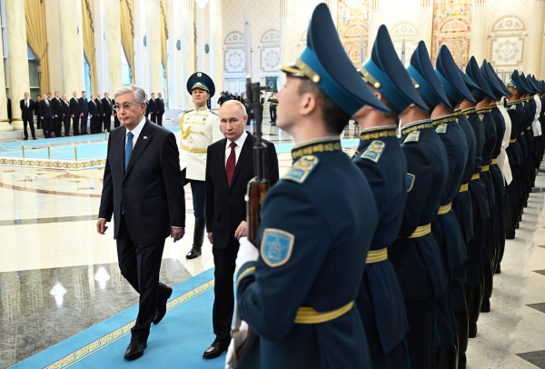 «Нам приходится соблюдать санкции» Как Казахстан выстраивает отношения с Россией и о чем договорились Токаев с Путиным?