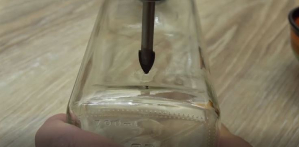 Делаем бюджетный новогодний светильник из бутылки