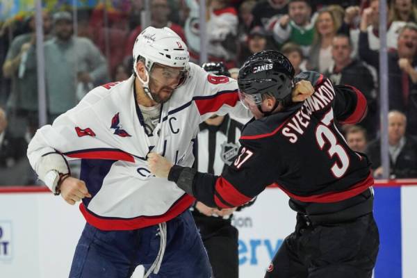 Овечкин кулаком вырубил россиянина в плей офф НХЛ. Жертву срочно увезли в больницу
