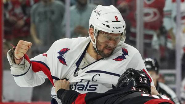 Овечкин кулаком вырубил россиянина в плей офф НХЛ. Жертву срочно увезли в больницу